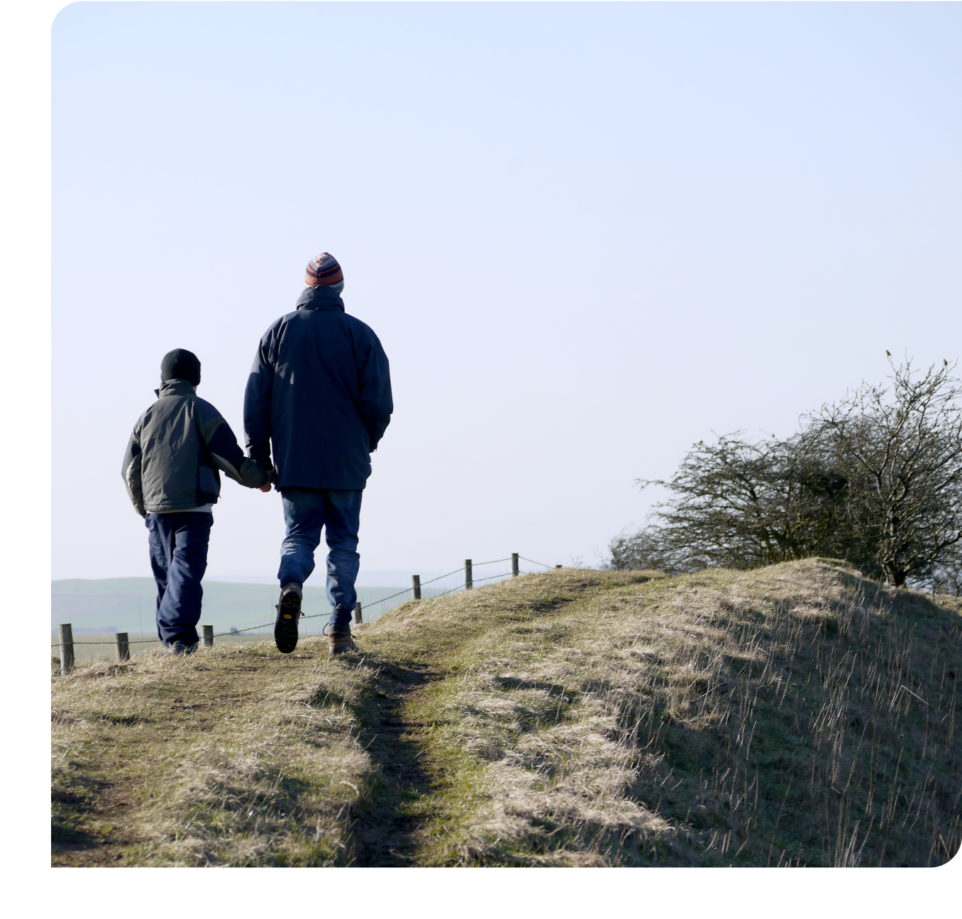 Photographie d'un père et son fils en randonnée, métaphore de la sérénité procurée par une assurance-vie