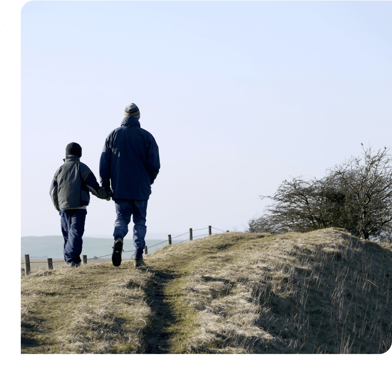 Photographie d'un père et son fils en randonnée, métaphore de la sérénité procurée par une assurance-vie